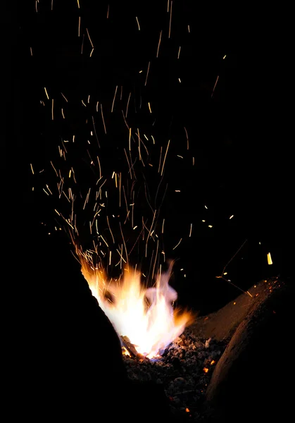 Sintels en vlammen voor een smith's forge — Stockfoto