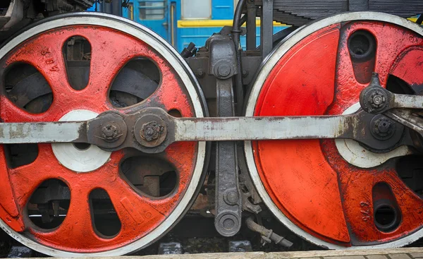 Train drive mechanism and red wheels of an old  steam locomotive — Stock Photo, Image