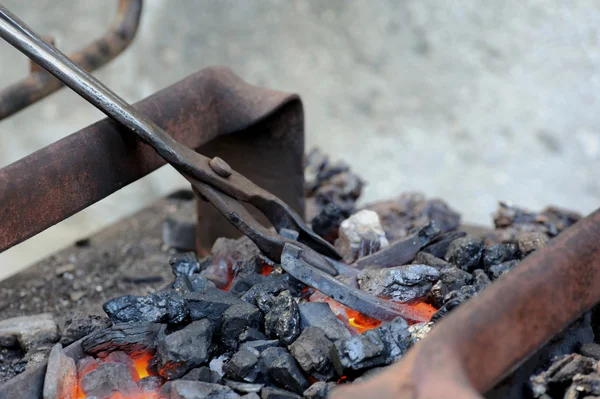 Ferreiro forjado ferro martelo tradicional batendo — Fotografia de Stock