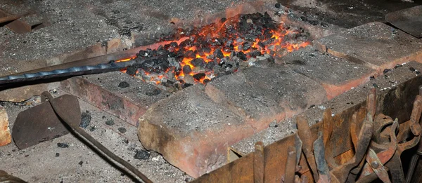 Herrero forjado hierro tradicional martillo golpeando — Foto de Stock