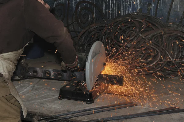 Angle grinder snijden staal met vonken — Stockfoto