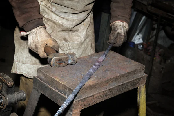 Hameren gloeiend staal - om toe te slaan terwijl het ijzer heet is. — Stockfoto