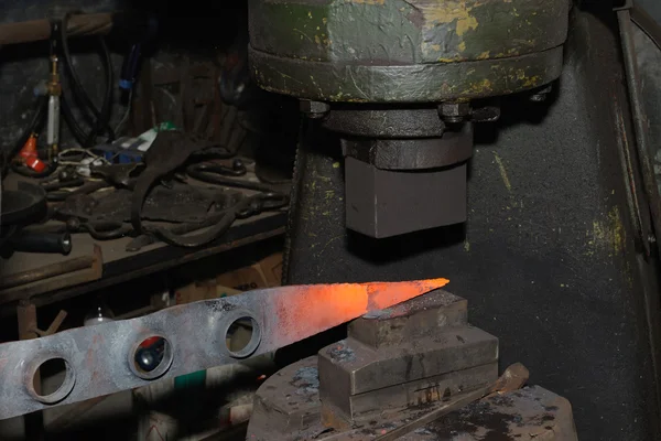 Ferreiro martelando ferro quente — Fotografia de Stock