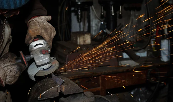 Angle grinder skär stål med gnistor — Stockfoto