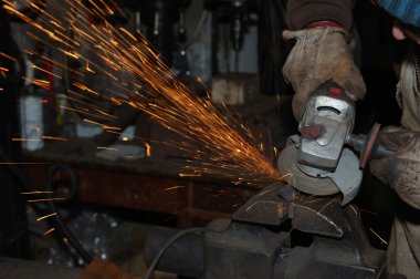 Açı değirmeni kesim çelik ile kıvılcım