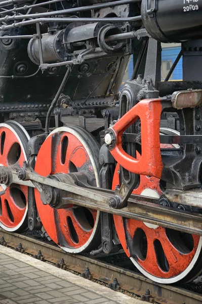 Train drive mechanism and red wheels of an old  steam locomotive — Stock Photo, Image