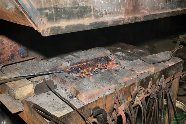 Smid gesmeed ijzer traditionele hamer gewonnen — Stockfoto