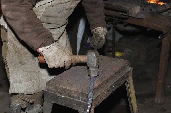 Hameren gloeiend staal - om toe te slaan terwijl het ijzer heet is. — Stockfoto
