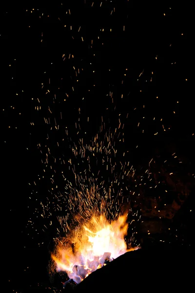 Embers e chamas da forja de um ferreiro — Fotografia de Stock