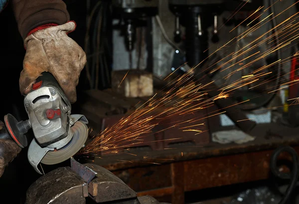 Angle grinder skär stål med gnistor — Stockfoto