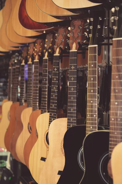 Gitarren im Musikladen — Stockfoto
