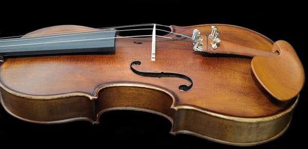 Деталь скрипки на темному фоні — стокове фото