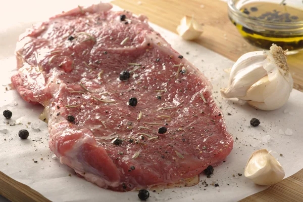 노련한 원시 쇠고기 스테이크 — 스톡 사진
