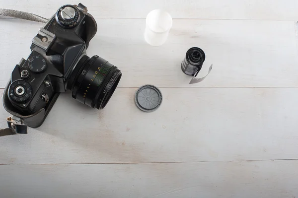 35 mm-film kamera och svartvit film — Stockfoto