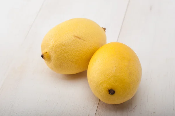 Lemon di atas meja — Stok Foto
