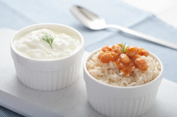 Bouillon yoghurt en rode bonen Rechtenvrije Stockfoto's