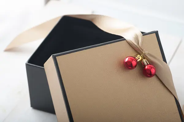 Открытая коробка подарков — стоковое фото