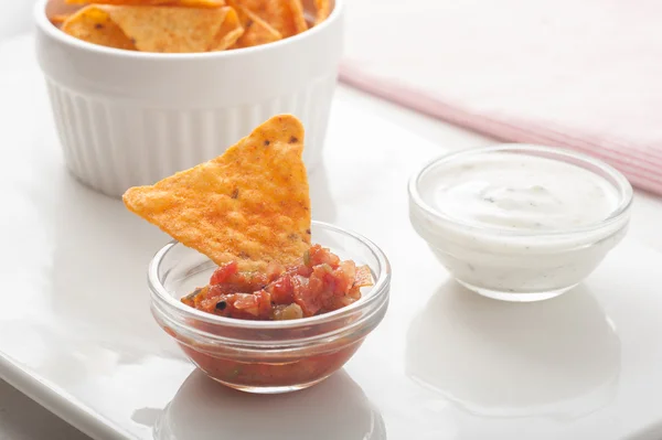 Tortilla batatas fritas e molho profundo — Fotografia de Stock