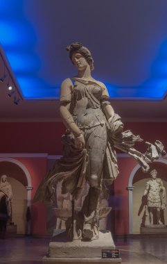 Dans eden bir kadın heykeli