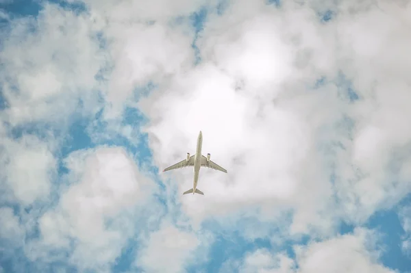 Plane in the sky — Stock Photo, Image