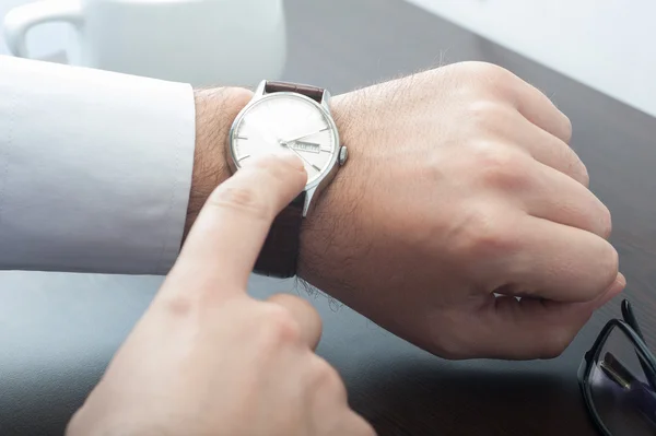 Zakenman controleren zijn horloge — Stockfoto