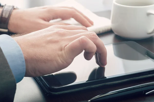 Affärsman med en Tablet PC-enhet — Stockfoto