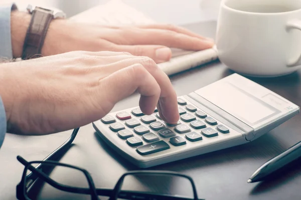 Homem de negócios usando uma calculadora — Fotografia de Stock