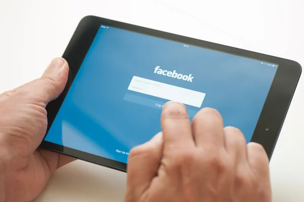  Facebook uygulaması için oturum açmada bir adam