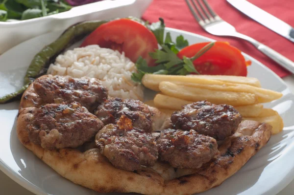 Traditionella turkiska grillade köttbullar — Stockfoto