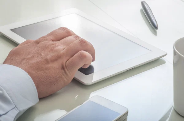 Geschäftsmann mit Tablet-Gerät — Stockfoto