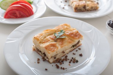 Türk börek - Su tarifi kahvaltı masasında