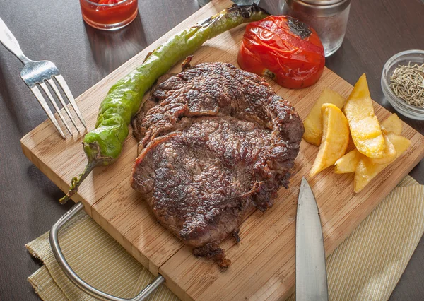 Steak de boeuf servi avec tomates grillées et poivrons — Photo