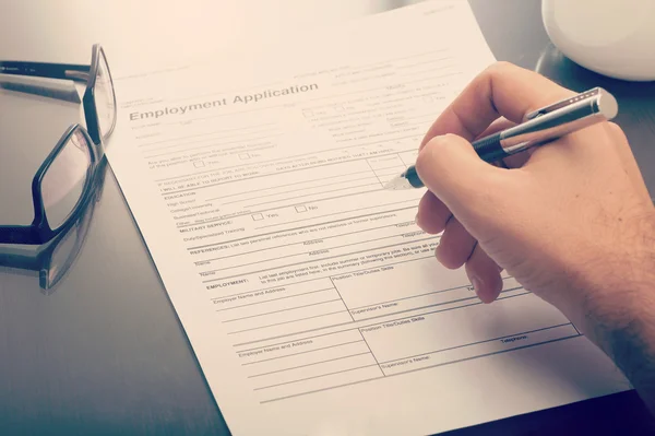 Hombre llenando un formulario de solicitud de empleo — Foto de Stock