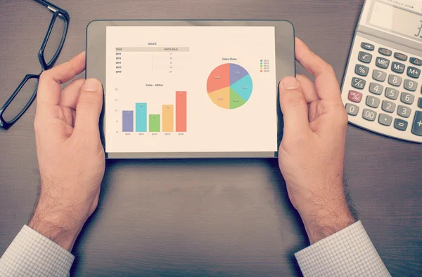 Estadísticas de comprobación de empresas en el dispositivo de tableta —  Fotos de Stock