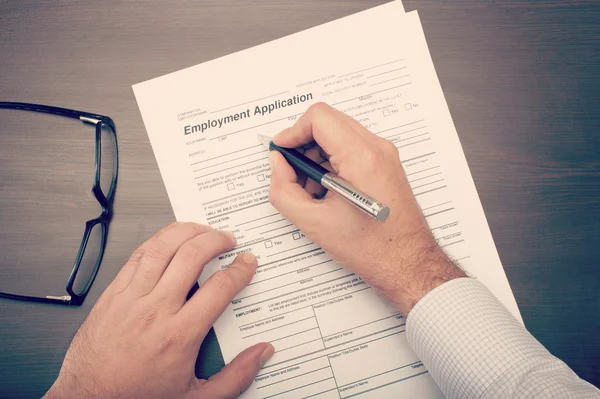 Man fillling a job application form — Stock Photo, Image