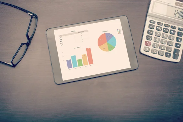 Un dispositivo tablet que muestra estadísticas Imágenes de stock libres de derechos