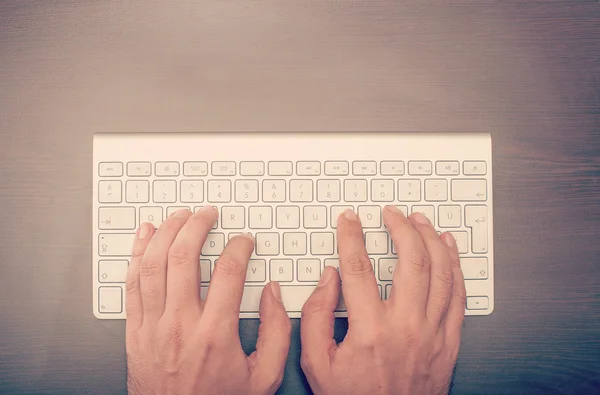 Homem digitando no teclado — Fotografia de Stock