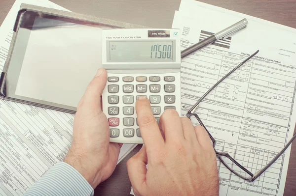 Homem calculando suas despesas — Fotografia de Stock