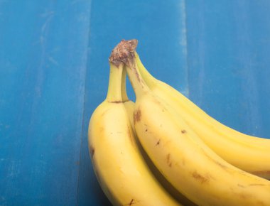 Mavi zemin üzerine muz