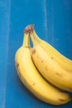 Mavi zemin üzerine muz