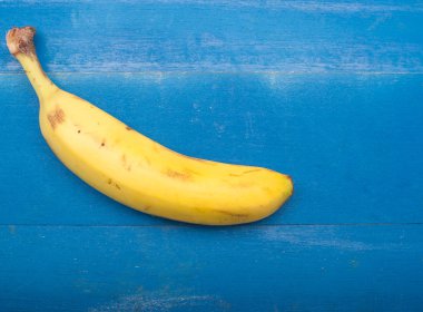 Mavi ahşap zemin üzerine muz