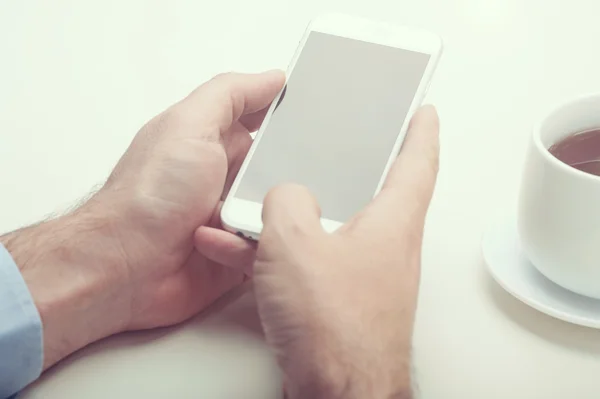 Zakenman met behulp van slimme telefoon — Stockfoto