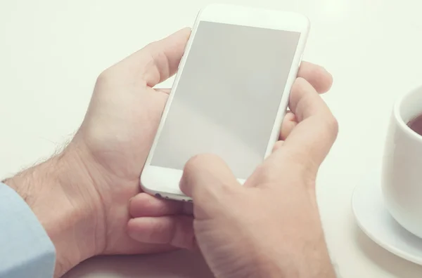 Zakenman met behulp van een slimme telefoon — Stockfoto