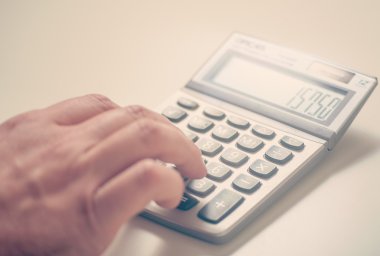 hesap makinesi kullanarak iş adamı 