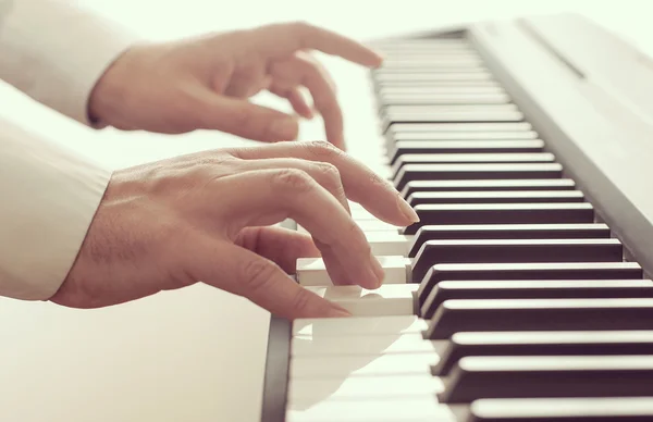 Hombre tocando un piano Fotos de stock