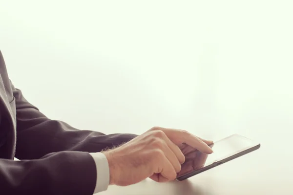 Geschäftsmann mit Tablet-Gerät — Stockfoto