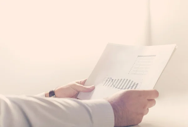 Empresario leyendo un informe de negocios — Foto de Stock