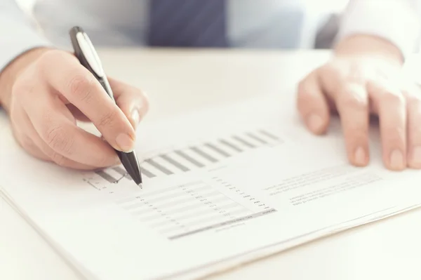 Empresario revisando un informe de negocios — Foto de Stock