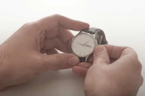Hombre enrollando su reloj de pulsera —  Fotos de Stock