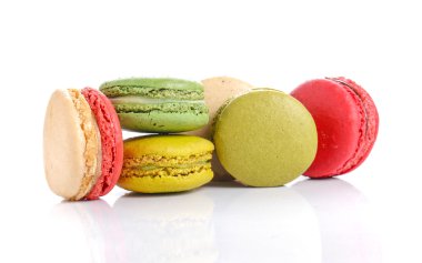 Bademli kurabiye veya beyaz arka plan üzerinde macaron.